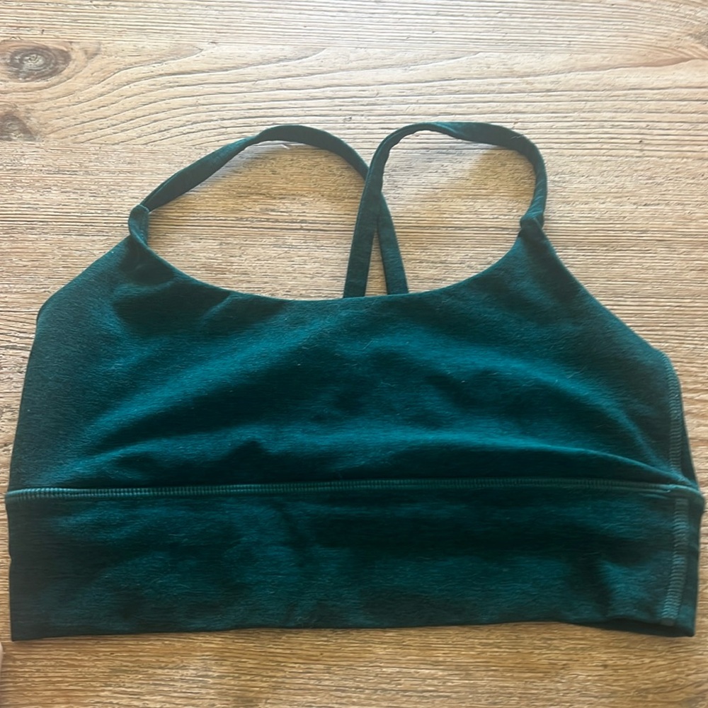 Vuori Bra
Size Unknown- approximately a XS-Small
soft stretchy material